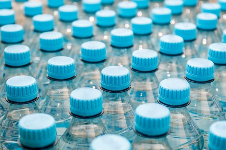 L’eau en bouteille dans les commerces traditionnels